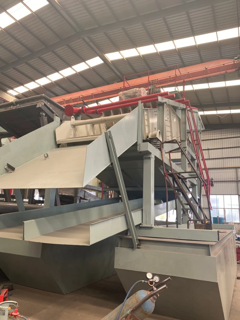 Gold mining vibrating screen working