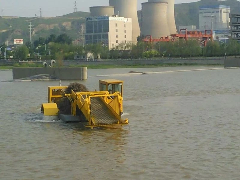 Multifunctional salvage vessel collecting debris