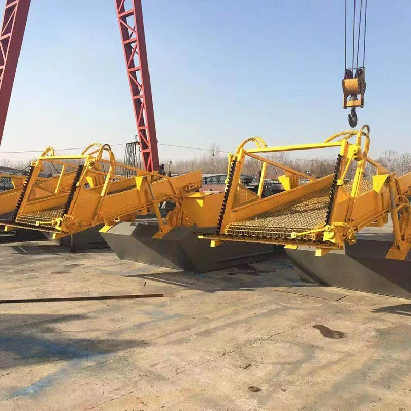 Barco recolector de jacintos de agua y lentejas de agua